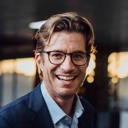 name 苹果(AAPL.US)通过AI推动新战略:桌面机器人引领2027计划,智能家居摄像头开启增长新机遇